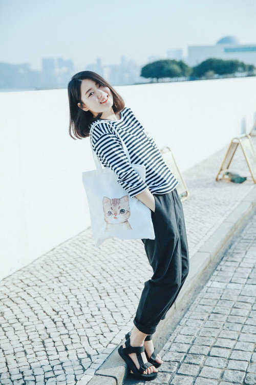 -车手激烈碰撞，赛后救援引发关注，赛车手摔倒