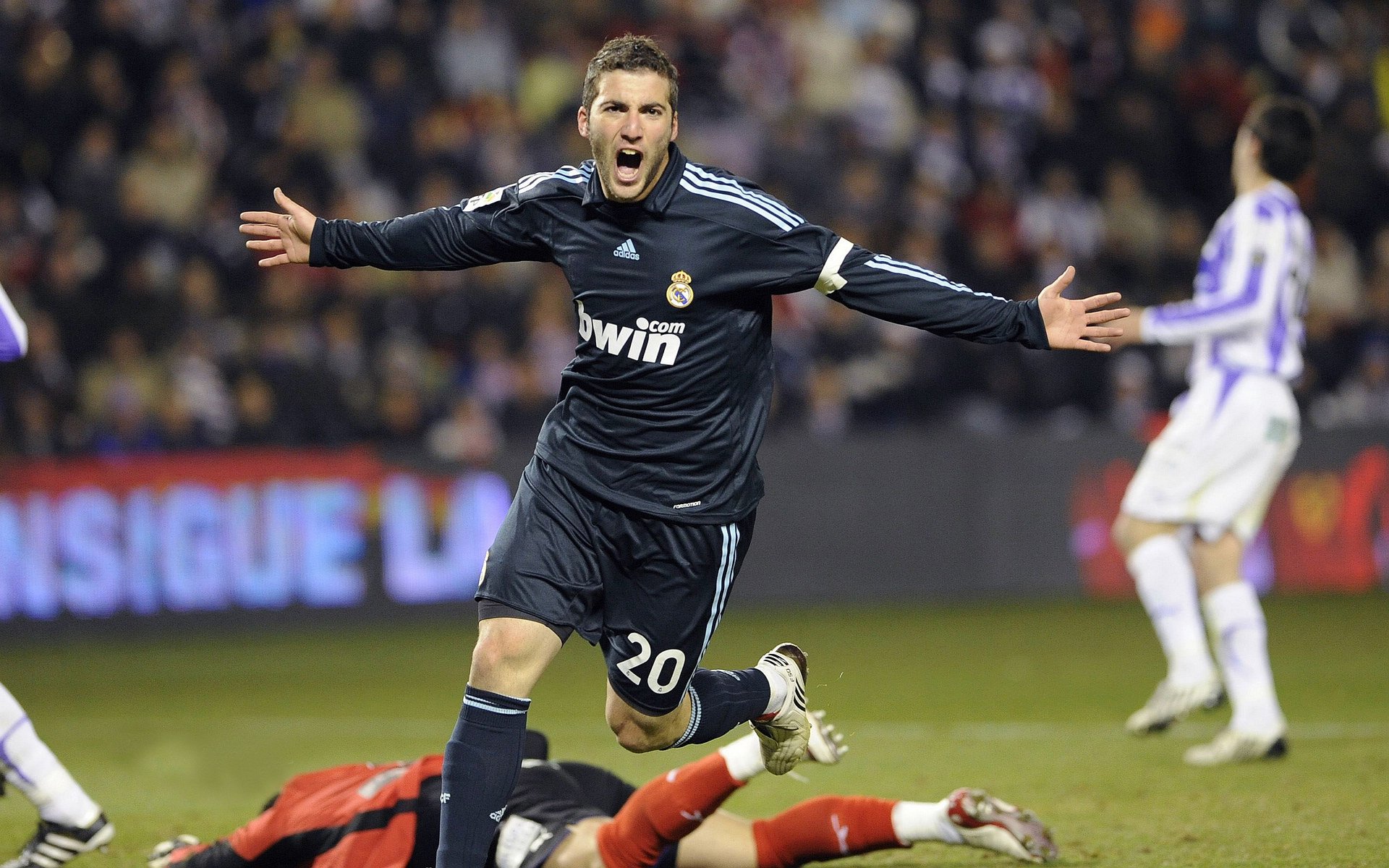 爱游戏平台-曼城大胜一仗，四强之途漫漫金光灿烂，曼城4-3